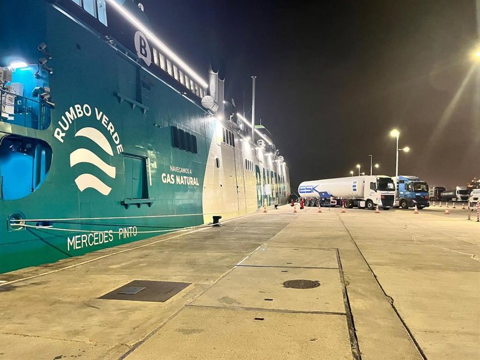 El Puerto de Las Palmas y Balearia realizan el primer suministro de gas natural licuado a un barco en Canarias