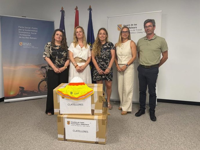 La Conselleria de Trabajo entrega 152 cubrenucas a constructores para proteger a trabajadores ante el calor.