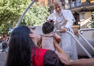 El Papa León XIV da la bendición a Renata, bebé de cuatro meses, hija de Nicole.