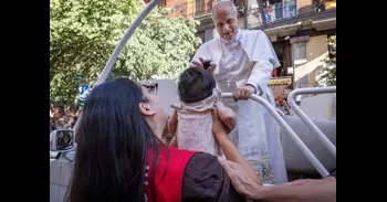 El Papa bendijo al bebé de la joven peruana Nicole: "Tuve como un impulso que hizo que me tirara encima"