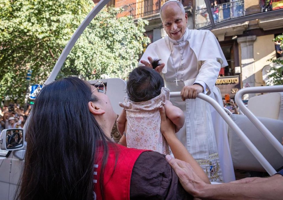 El Papa León XIV da la bendición a Renata, bebé de cuatro meses, hija de Nicole.
