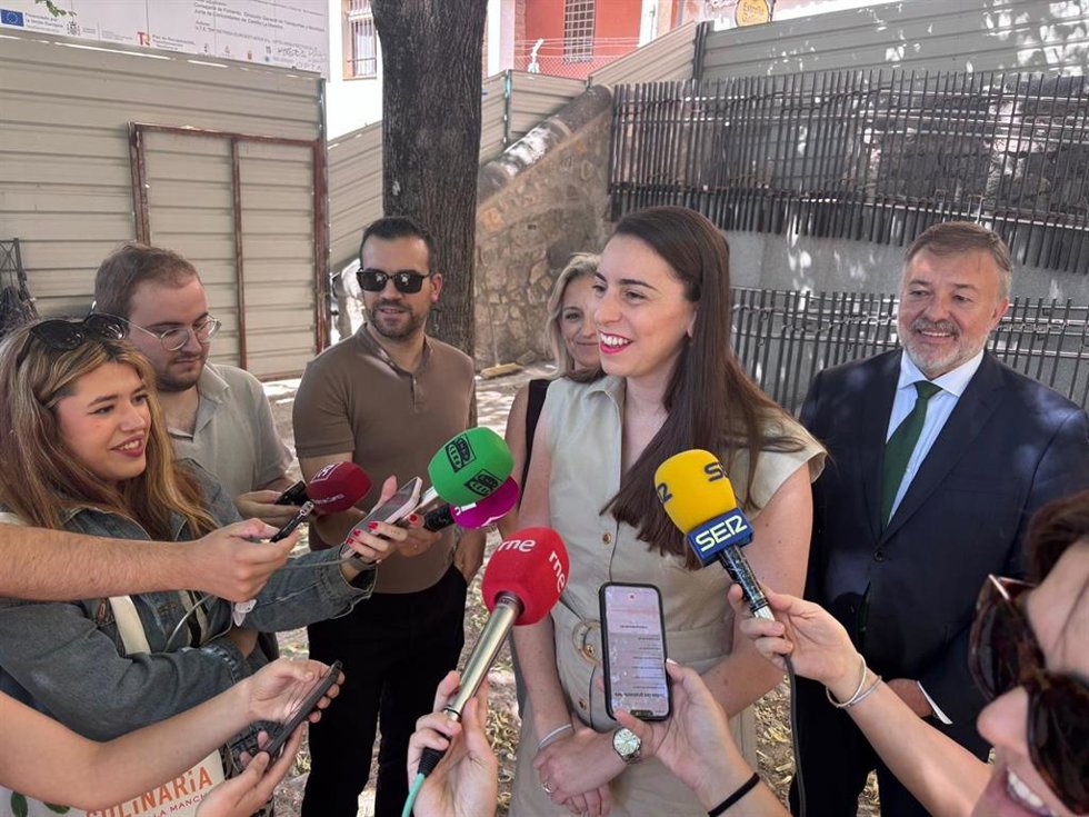 La directora general de Transportes y Movilidad, Lucía Balmaseda, atiende a los medios en Cuenca.