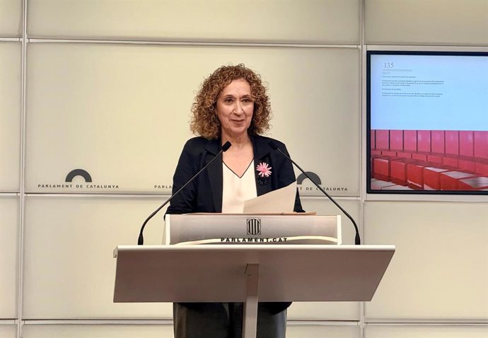 La portavoz de ERC en el Parlament, Ester Capella, en rueda de prensa.