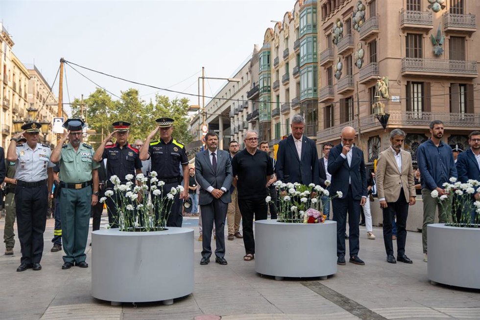 Archivo - Autoridades durante el homenaje a las víctimas del atentado del 17A en su 8º aniversario, en La Rambla, a 17 de agosto de 2025.
