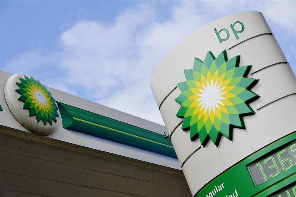 Archivo - Logo de BP en una gasolinera de Reino Unido.