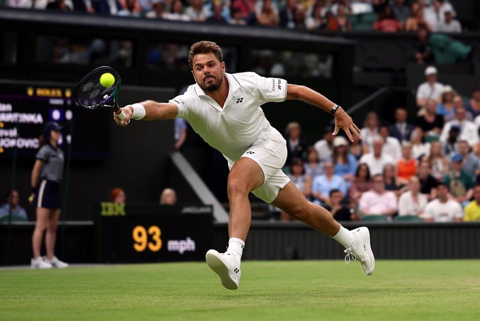 Archivo - Stan Wawrinka intenta golpear una pelota en el torneo de Wimbledon