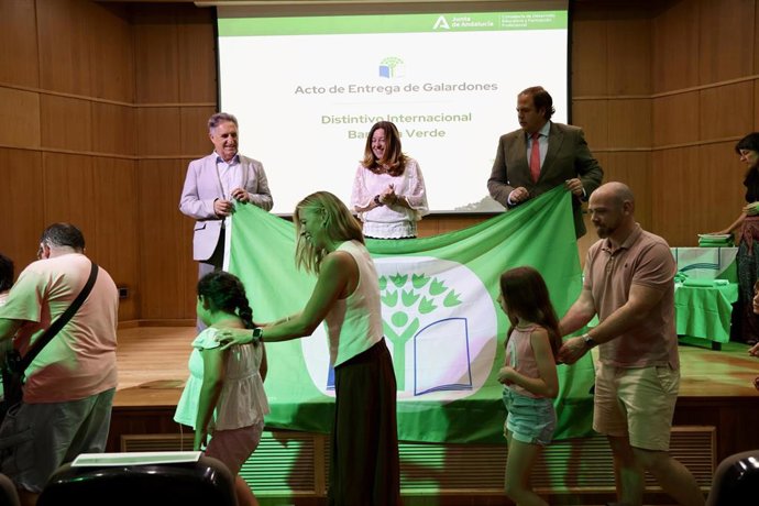 La consejera en funciones de Desarrollo Educativo y Formación Profesional, María del Carmen Castillo (c), participa en entrega de la Bandera Verde del programa 'Ecoescuelas' a centros docentes por su compromiso con el medio ambiente, en Algeciras