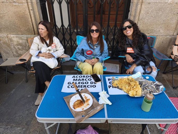 Acampada del textil en Santiago, frente a la sede de la patronal