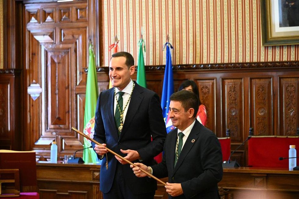 Juan Latorre recibe el bastón de mando de la Diputación de Jaén de manos de su antecesor Francisco Reyes