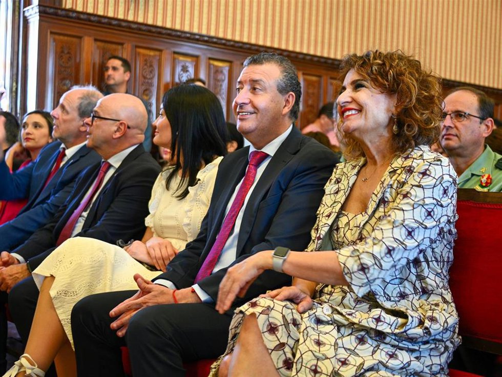 La secretaria general del PSOE-A, María Jesús Montero (1d), junto al presidente de la Diputación de Sevilla, Javier Fernández (2d), en el pleno extraordinario de la Diputación de Jaén.