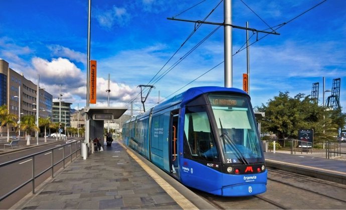 El tranvía a su paso por Santa Cruz de Tenerife
