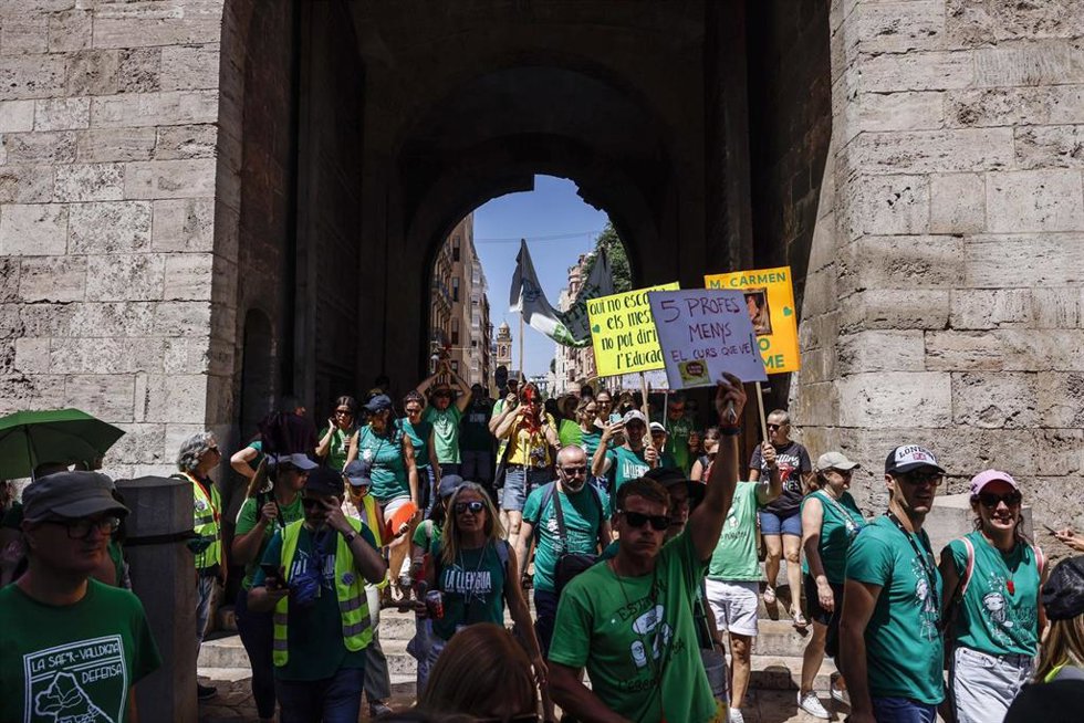 Varias personas durante una manifestación en la huelga docente indefinida