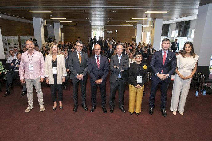 Iván Pérez (SATEC), Carmen Díaz (Seresco), el viceconsejero de Industria, Juan Carlos Campo; Íñigo Cabal (AEFAS), Manuel Bermejo (The Family Advisory Board), Cristina Caldueño (Castroalonso), Luis Carlos Velarde, (Banco Santander) y Olalla Pena, (TPA).