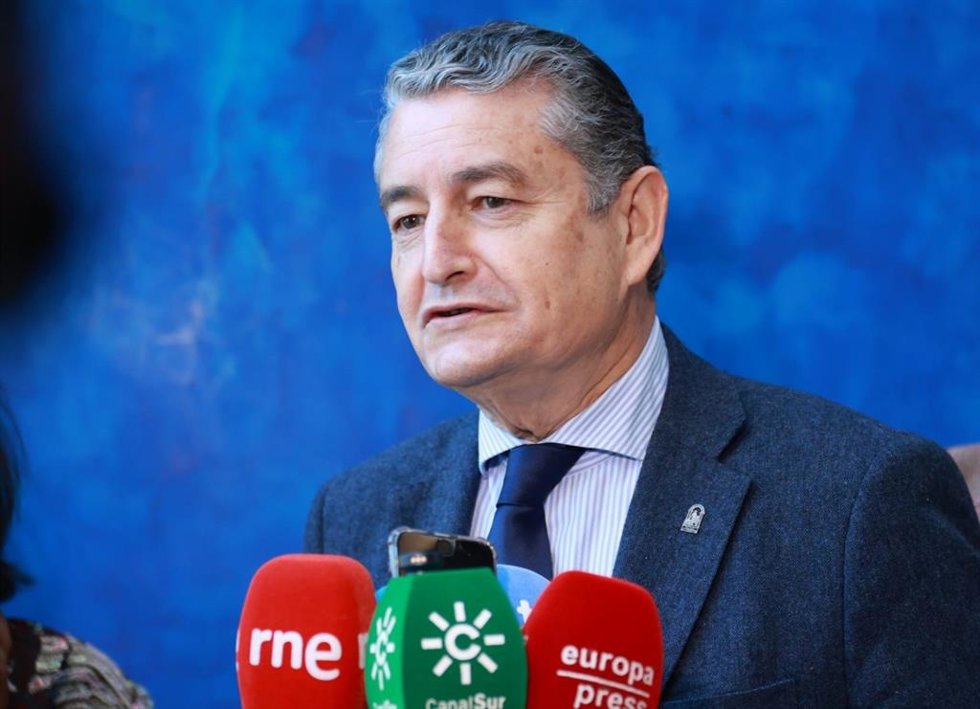 El consejero en funciones de Sanidad, Presidencia y Emergencias de la Junta de Andalucía, Antonio Sanz, atendiendo a los medios.