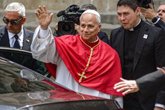 Foto: Papa.-Unos 6.000 fieles han aclamado al Papa ante la Catedral de Barcelona