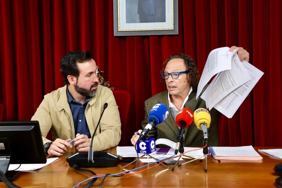Los concejales populares, durante la rueda de prensa.