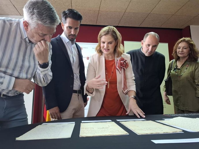 El Ayuntamiento recibe del Archivo General documentos históricos de Alcantarilla fechados entre los siglos XVII y XIX