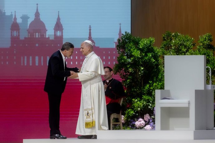 El actor Antonio Banderas, participa en el encuentro 'Tejer redes con el mundo de la cultura, la educación, la empresa y el deporte', junto al Papa León XIV, en el Movistar Arena, a 6 de junio de 2026, en Madrid (España). El encuentro titulado ‘Tejer rede