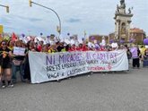 Foto: Papa.-Miles de docentes se manifiestan en Barcelona para pedir mejoras coincidiendo con la visita de León XIV