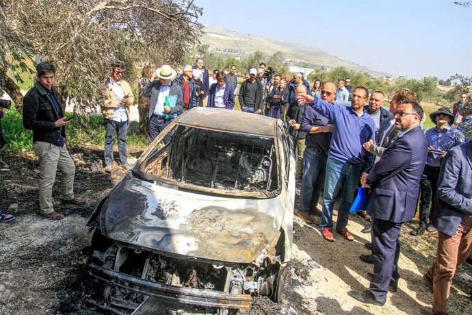 Archivo - Arquivo - 3 de março de 2023, Nablus, Cisjordânia, Palestina: Sven Kuhn von Burgsdorff, representante da União Europeia nos Territórios Palestinos, ao centro, examina os danos causados a um carro incendiado na cidade de Hawara, na Cisjordânia, q