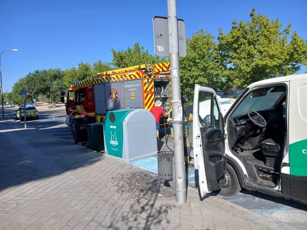 Bomberos de Alcorcón extinguen un incendio en un vehículo de Esmasa