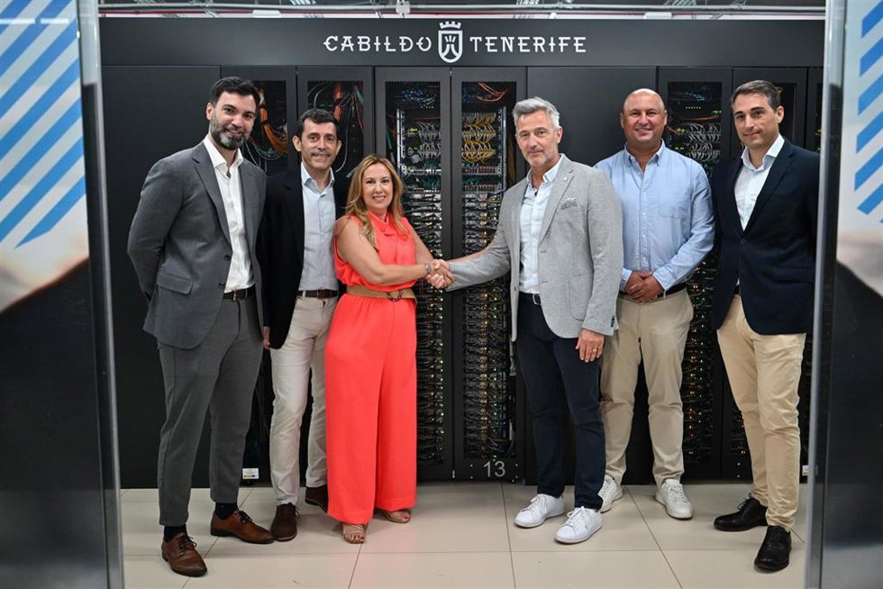 La presidenta insular, Rosa Dávila, acompañada del consejero de Innovación, Juan José Martínez, acude a la presentación de la propuesta técnica para el desarrollo de un centro de Supercomputación en la isla