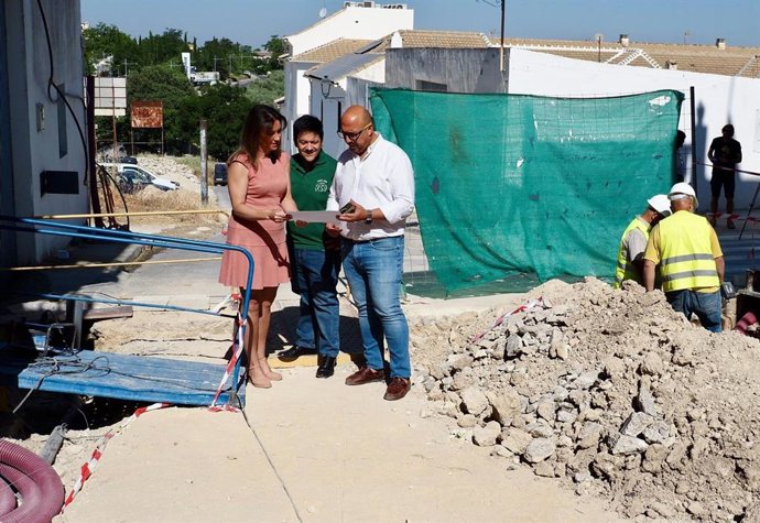 Raquel López (izda.), durante su visita a obras del PFEA en Rute.