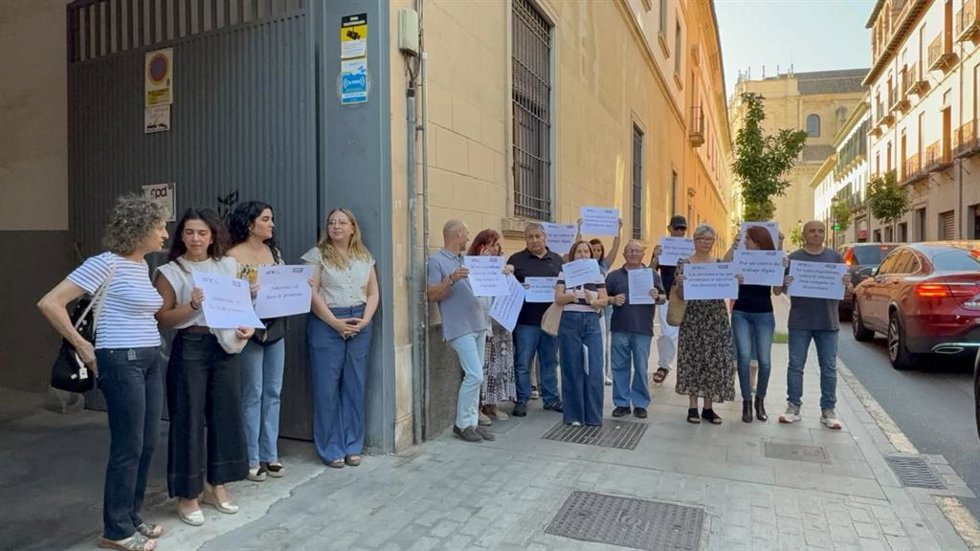 Concentración a las puertas del Centro Provincial de Drogodependencias.