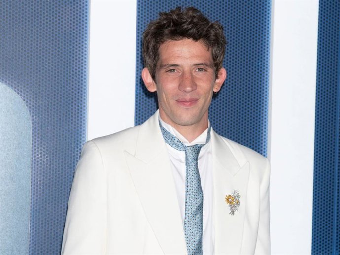 La combinación bicolor de Josh O'Connor demuestra que el traje desestructurado sigue siendo la fórmula más elegante