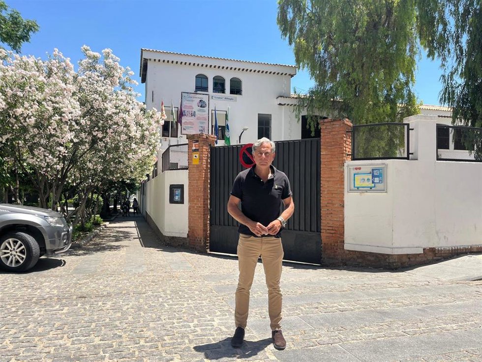 Antonio Losa junto al CEIP Jesus María