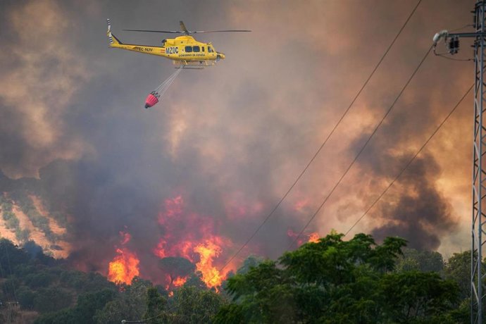 Imagen del incendio originado en Villanueva de los Castillejos, ya en el término de Gibraleón (Huelva).