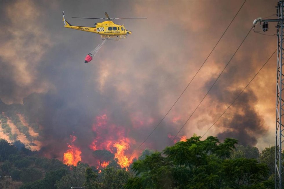Imagen del incendio originado en Villanueva de los Castillejos, ya en el término de Gibraleón (Huelva).