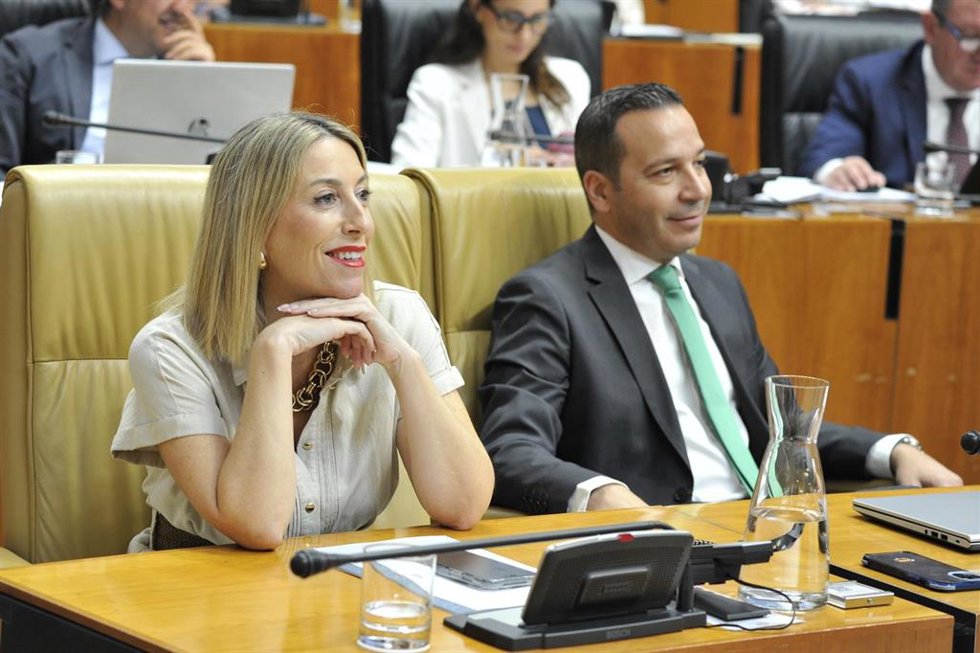 La presidenta de la Junta de Extremadura, María Guardiola, y el vicepresidente y consejero de Desregulación, Servicios Sociales y Familia, Óscar Fernández, siguen el pleno de totalidad de los Presupuestos 2026 en la Asamblea.