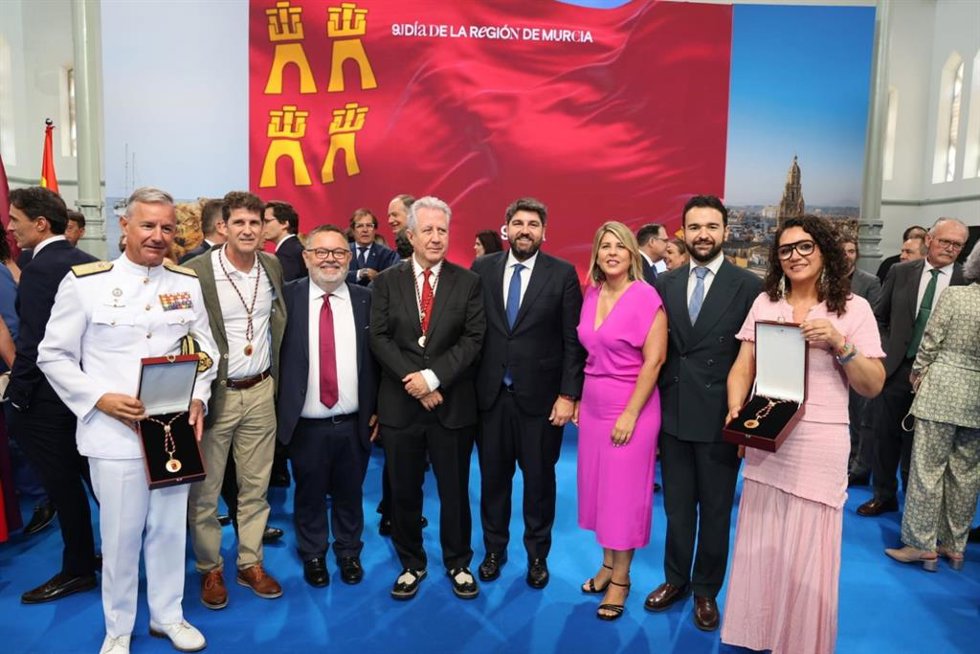 La alcaldesa de Cartagena junto a los galardonados con la Medalla de Oro de la Región de Murcia