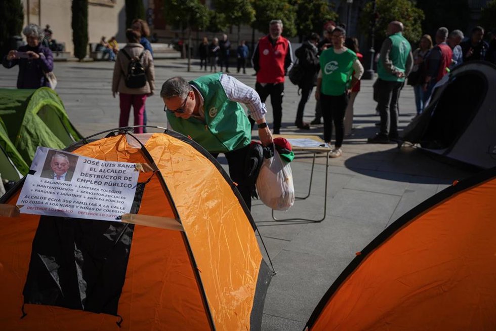 Archivo - Imagen de archivo de participantes en la acampada convocada por el Comité de Empresa del Ayuntamiento de Sevilla en protesta contra la privatización del servicio. 