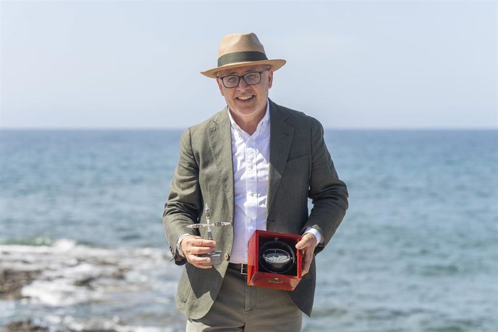 El presidente de Gran Canaria, Antonio Morales, con la cruz y la brújula para el Papa León XIV