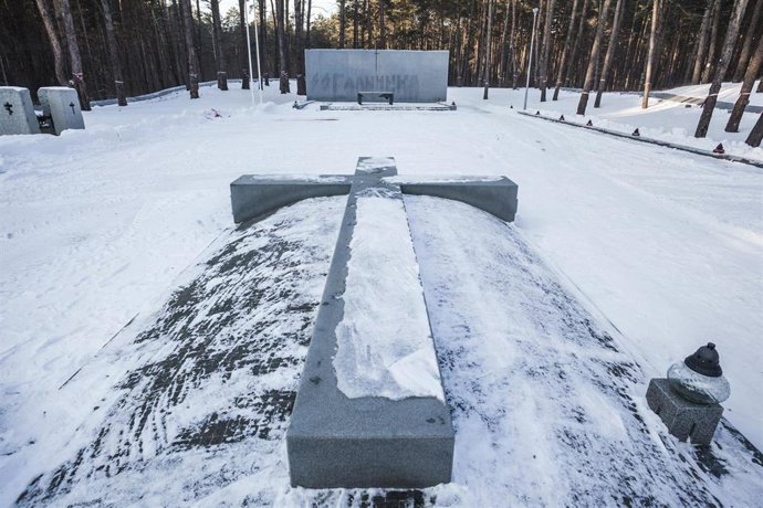 Archivo - Los símbolos nazis pintados siguen visibles tras la limpieza de una lápida conmemorativa en el cementerio de Bykivnia, donde fueron enterrados muchos polacos víctimas de la masacre de Katyn, cerca de Kiev.