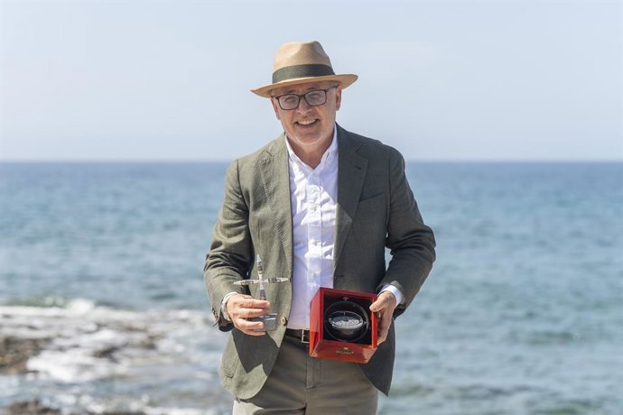 El presidente de Gran Canaria, Antonio Morales, con la cruz y la brújula para el Papa León XIV
