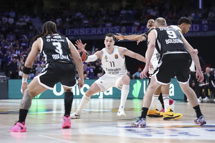 Archivo - Mario Hezonja recibe un balójn durante el Real Madrid-Virtus Bolonia de la Euroliga 25-26