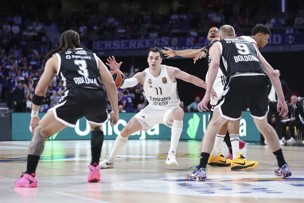 Archivo - Mario Hezonja recibe un balójn durante el Real Madrid-Virtus Bolonia de la Euroliga 25-26