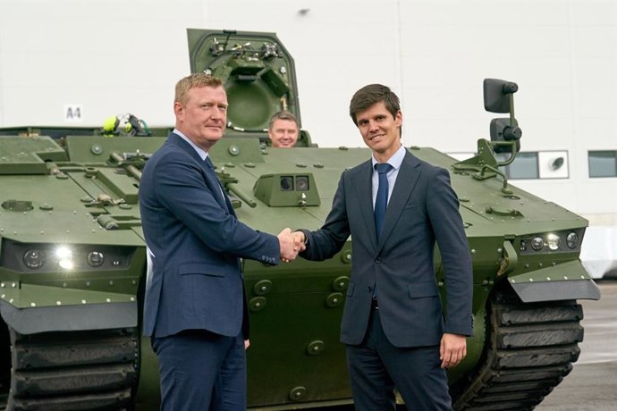 El ministro de Defensa de Letonia, Raivis Melnis, junto al director general de Santa Bárbara Sistemas (SBS), Alejandro Page.