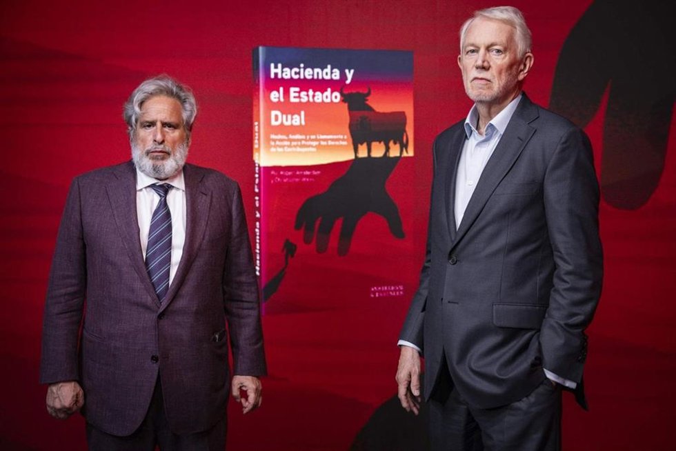 Robert Amsterdam y Christopher Wales en la presentación del libro Hacienda y el Estado Dual en Madrid.