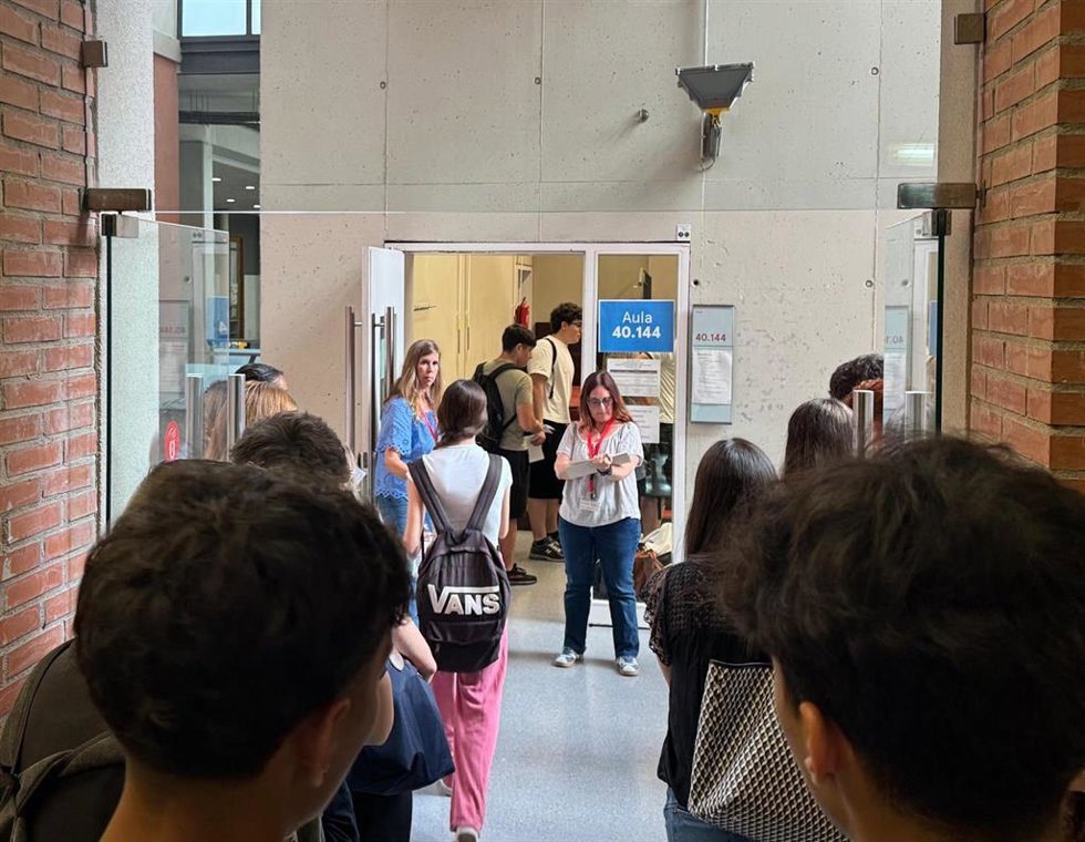 Alumnos antes de comenzar el primer examen de las PAU 2026 en la UPF Ciutadella, este martes