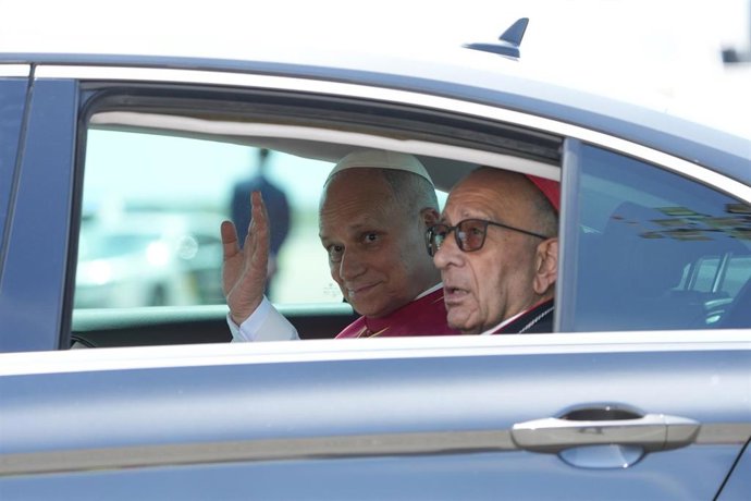 El Papa León XIV (i) junto al arzobispo de Barcelona, Juan José Omella (d), a su llegada al Aeropuerto de Barcelona