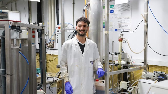 Matías Rivadulla Cora en un laboratorio de la USC