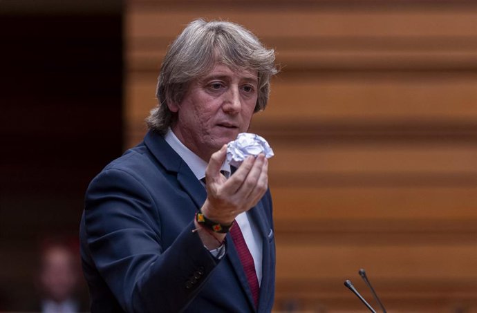 El portavoz del Grupo parlamentario Socialista, Carlos Martínez, con el gurruño de Vox en las Cortes.