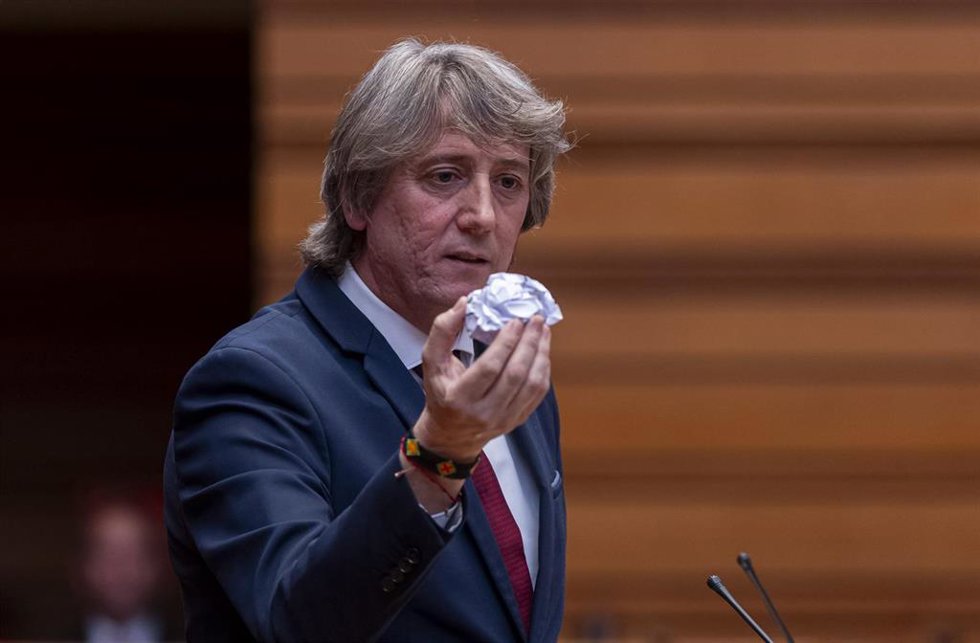 El portavoz del Grupo parlamentario Socialista, Carlos Martínez, con el gurruño de Vox en las Cortes.