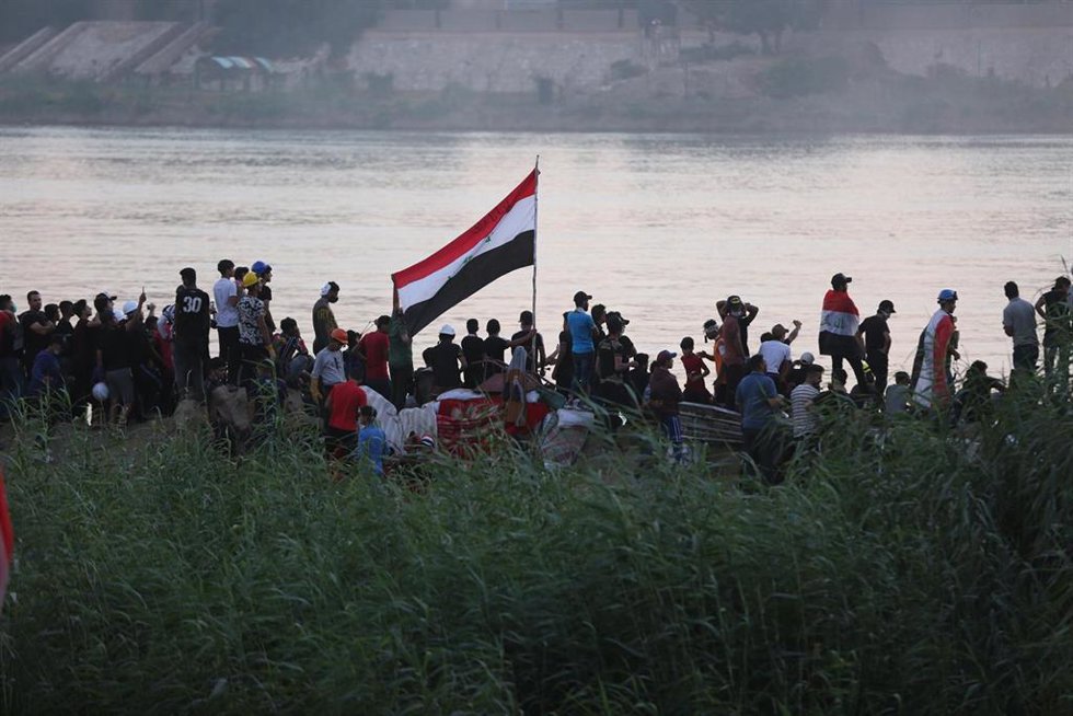 Archivo - Manifestantes a la orilla del Tigris, Irak, tras el naufragio de un ferry en el que murieron más de cien personas
