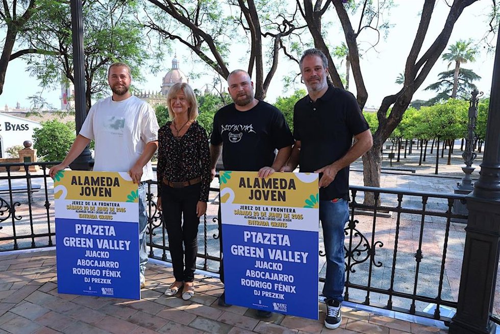 La delegada municipal de Juventud del Ayuntamiento de Jerez de la Frontera (Cádiz), Carmen Pina, junto a Borza, integrante de A Bocajarro, DJ Prezkik y Miky Gutiérrez, como promotor del Festival Alameda Joven.