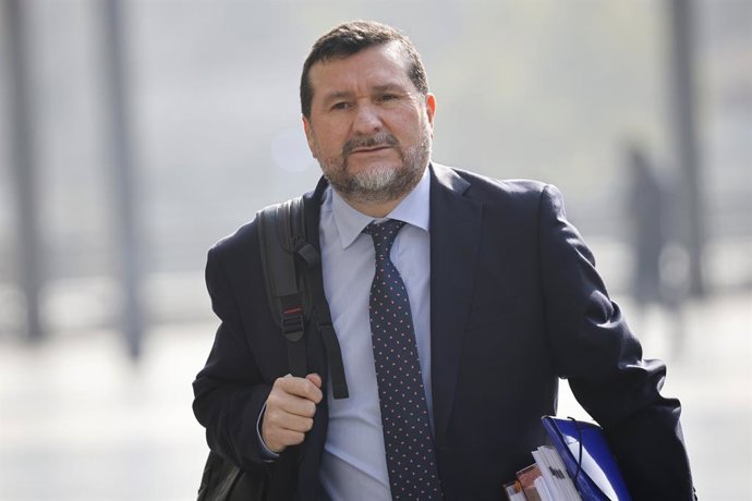 Santiago 7 de junio 2026. El Fiscal regional Metropolitano Sur, Hector Barros, Arriba al centro de justicia para participar en la formalizacion contra 19 detenidos de Operacion Tokio, que permitio desarticular una estructura de lavado de activos del Tren